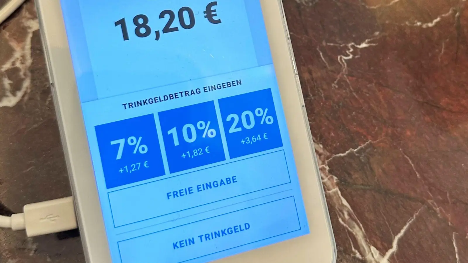 Vorgegebene Trinkgeld-Optionen bei der Kartenzahlung kommen bei vielen Menschen einer Umfrage zufolge nicht gut an. (Archivbild) (Foto: Gregor Tholl/dpa/dpa-tmn)