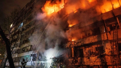 Ein Wohngebäude in Kiew brennt nach russischen Angriffen in der Nacht.  (Foto: Evgeniy Maloletka/AP/dpa)