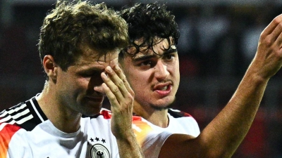 Fußball: Länderspiele, Deutschland - Ukraine im Max-Morlock-Stadion, Deutschlands Thomas Müller (l) spricht mit Deutschlands Aleksandar Pavlovic nach der Partie. (Foto: Tom Weller/dpa)