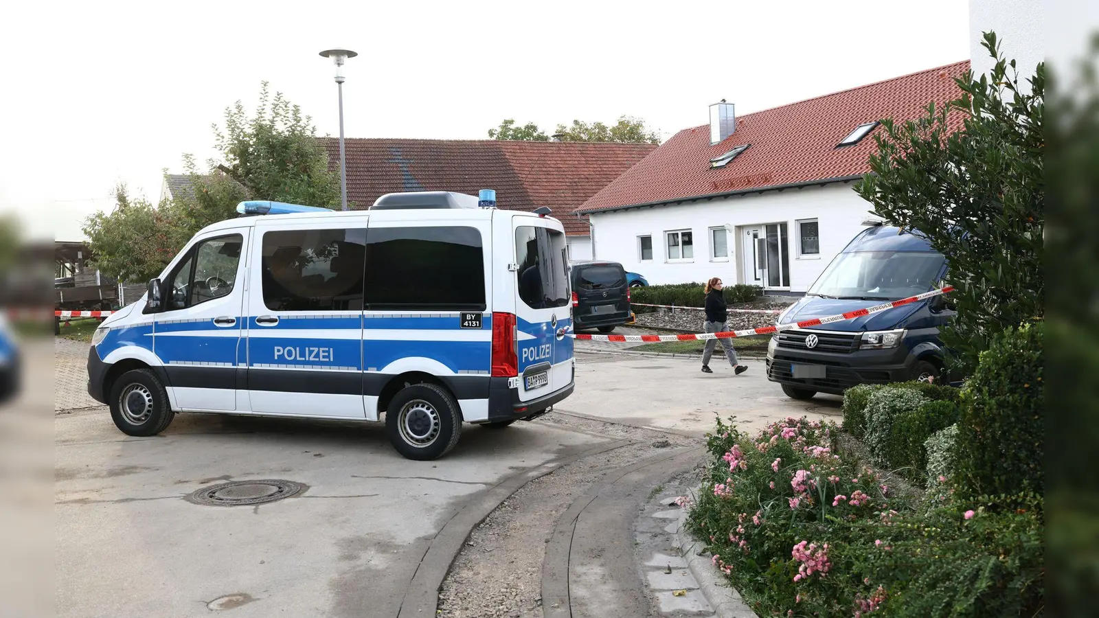 Nach der Tat sperrte die Polizei das Wohnhaus des mutmaßlichen Täters für die Ermittlungen ab. (Archivbild) (Foto: Daniel Löb/dpa)