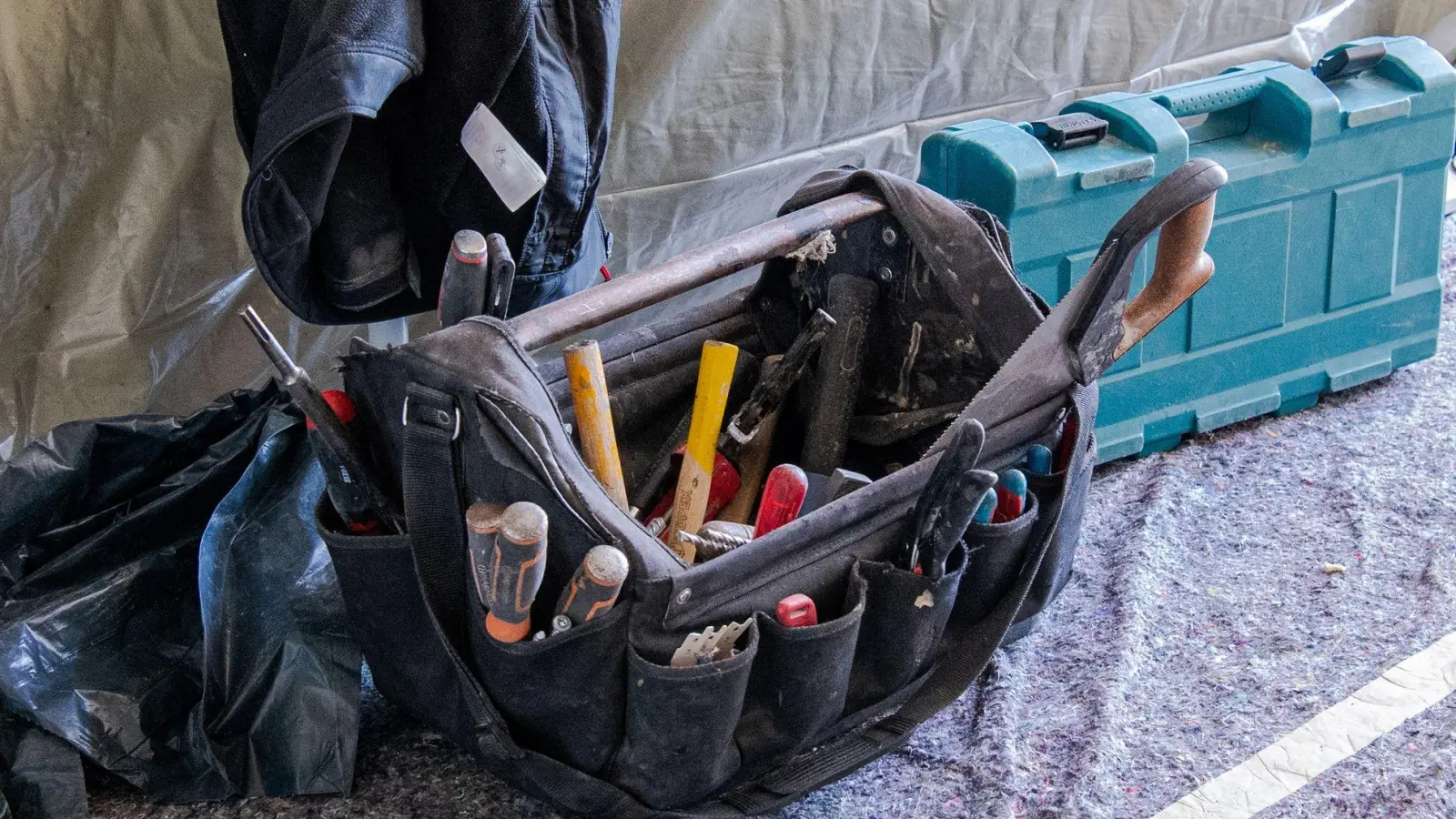 Dokumentation ist entscheidend: Bei Problemen mit Handwerkern sollten alle Arbeiten und Rechnungen genau dokumentiert werden, um im Streitfall Beweise zu haben. (Foto: Laura Ludwig/dpa-tmn)