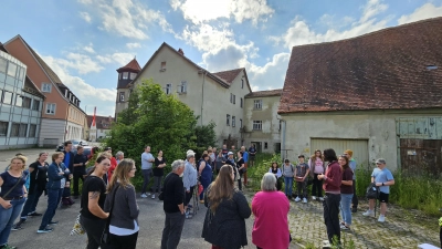 Groß war der Andrang beim Flohmarkt im Anwesen Obere Vorstadt 6 in Leutershausen. Neben Trödel-Jägern kamen auch etliche Neugierige, die nur einen Blick ins marode Gebäude werfen wollten. (Foto: Wolfgang Grebenhof)