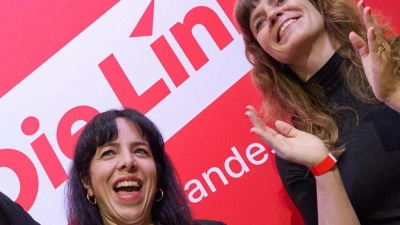 Linke-Fraktionschefin Elif Eralp (li.) will Regierende Bürgermeisterin in Berlin werden.  (Foto: Sebastian Gollnow/dpa)