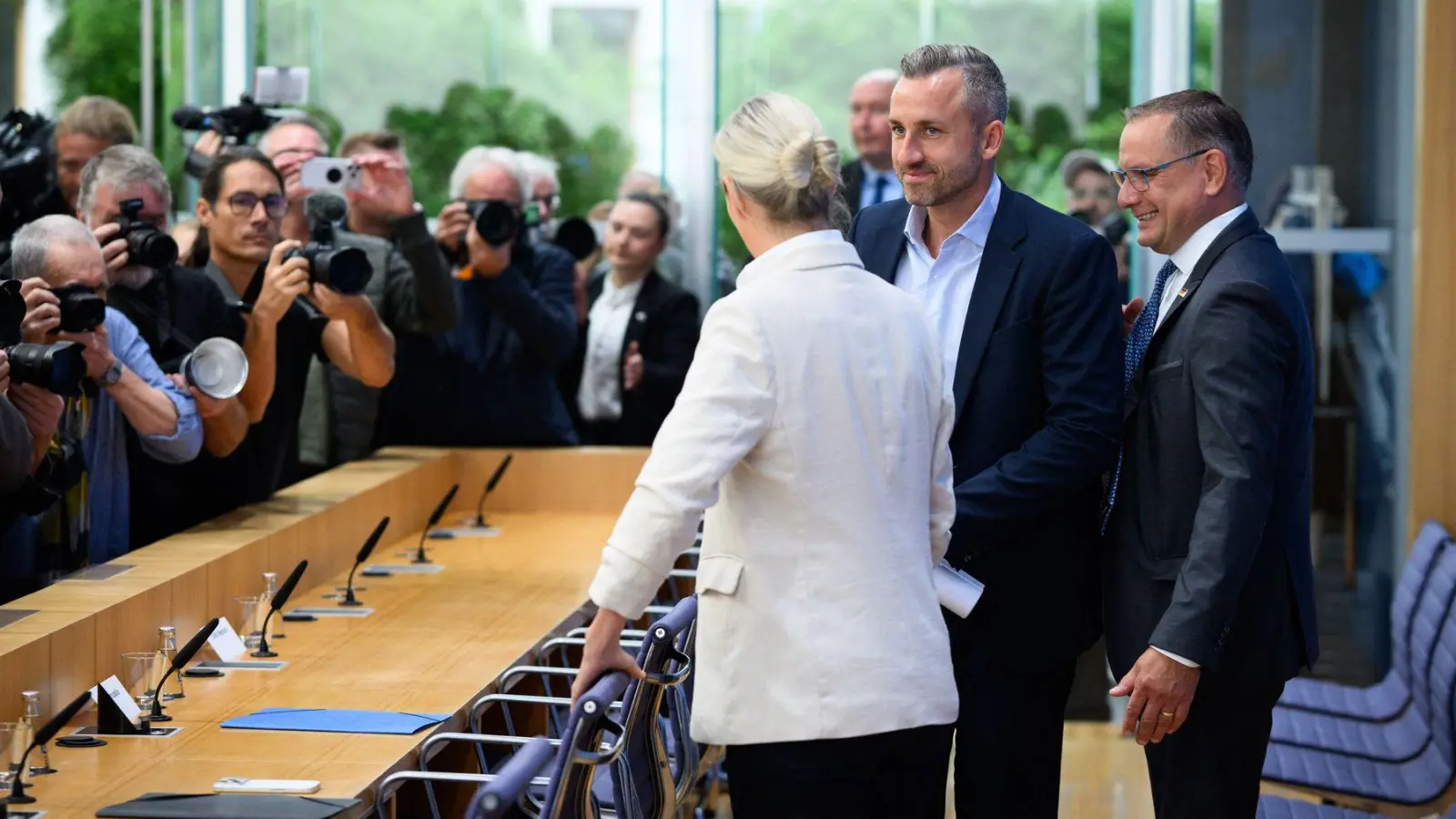 Bei der sogenannten Wahlnachlese der AfD in Berlin am Tag nach der Landtagswahl in Sachsen-Anhalt herrscht Riesenandrang.   (Foto: Bernd von Jutrczenka/dpa)