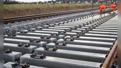 Würde die Bahnstrecke nicht voll gesperrt werden, würde das die Bauarbeiten laut der Bundesnetzagentur beträchtlich verlängern. (Foto: Daniel Vogl/dpa)