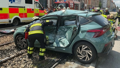 Mutter und Tochter wurden nach dem Unfall im Krankenhaus behandelt. (Foto: Berufsfeuerwehr München/dpa)