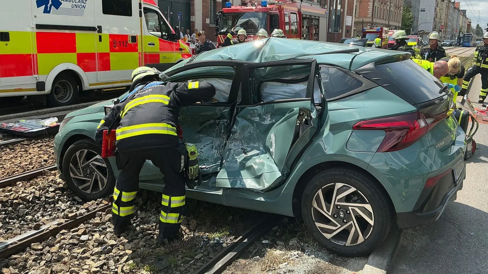 Mutter und Tochter wurden nach dem Unfall im Krankenhaus behandelt. (Foto: Berufsfeuerwehr München/dpa)
