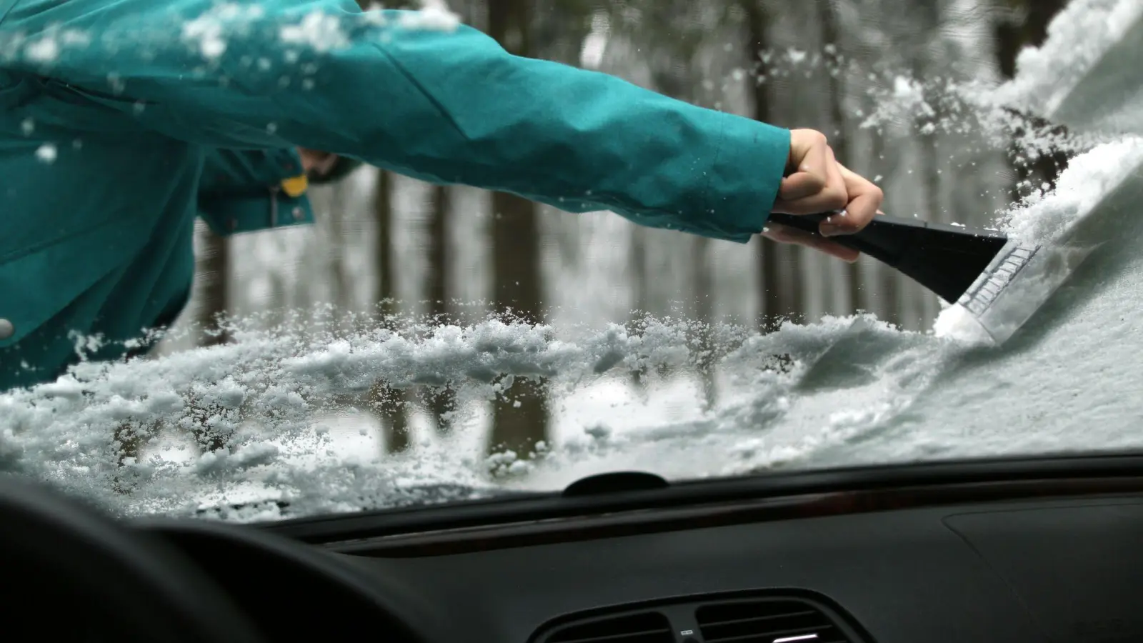 Freie Sicht: Alle Scheiben sowie das Dach sollten frei von Schnee und Eis sein, bevor es losgeht. Das entsprechende Zubehör gehört ins Auto. (Foto: Ina Fassbender/dpa-tmn)