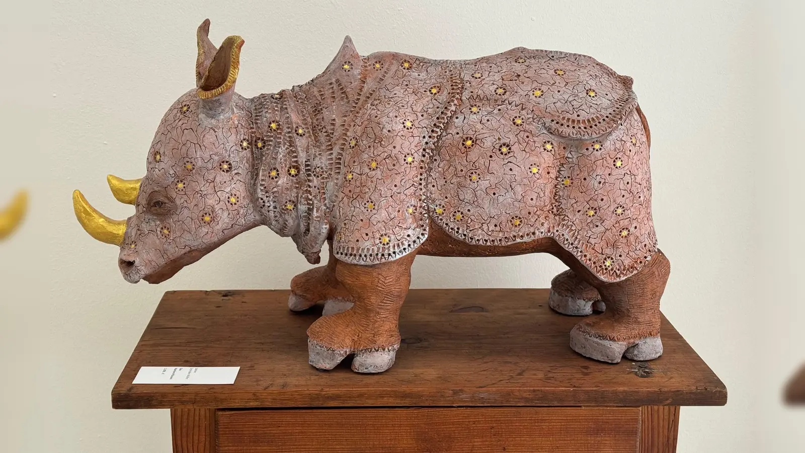 Das hübsch geschmückte „Nashornfräulein”, ein Werk von Sabine Schricker-Müller, steht niedlich und zugleich seltsam traurig auf einem Podest. (Foto: Lara Hausleitner)