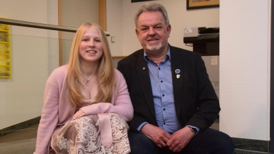 Bürgermeisterstellvertreter Hermann Schuch stellt die neue Uffenheimer Maienkönigin, die 17-jährige Vanessa Barth, im Rathaus vor. (Foto: Gerhard Krämer)