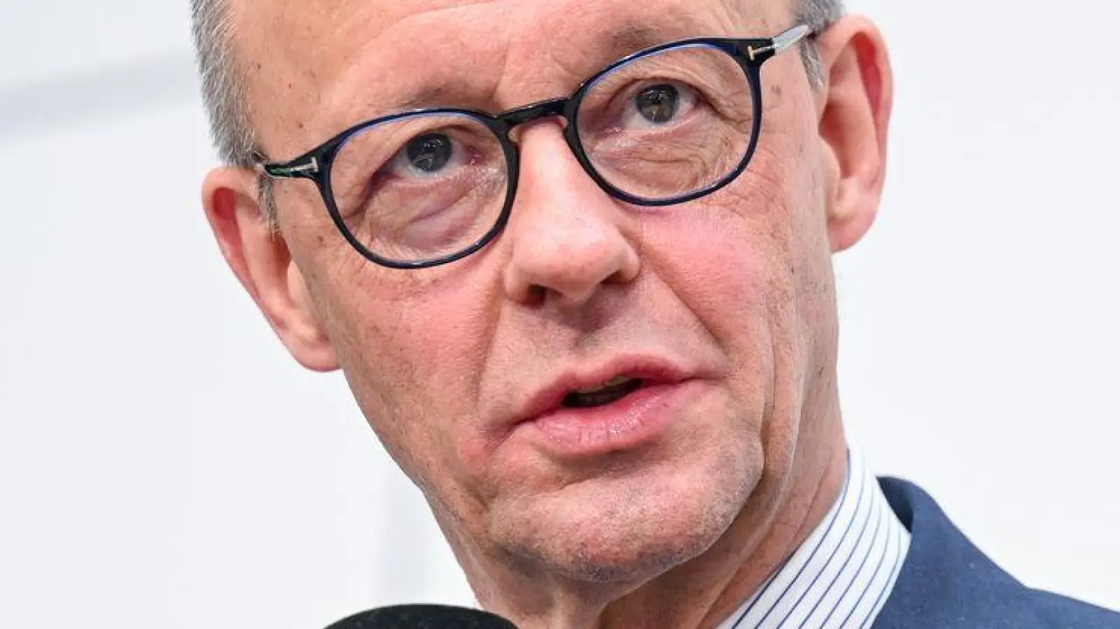 Der Ausgang der Landtagswahlen im Herbst? Derzeit sei ihm anderes wichtiger, sagt Merz.  (Foto: Annette Riedl/dpa)