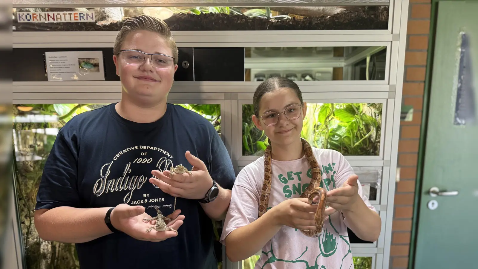 Andreas Vogt und Emilia Petter kümmern sich in der Aqua-Terra-AG am Theresien-Gymnasium um exotische Geschöpfe. (Foto: Lara Hausleitner)