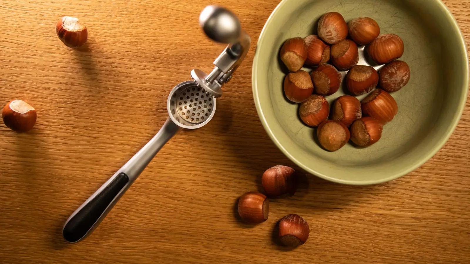 Lassen sich Haselnüsse auch mit einer Knoblauchpresse knacken? (Foto: Christin Klose/dpa-tmn)