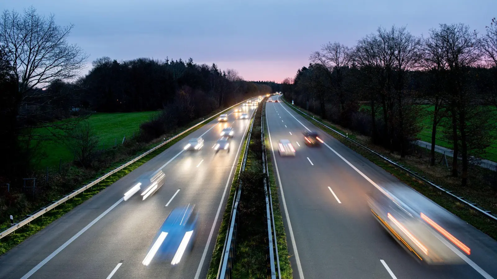 Ob für den Weg zur Arbeit oder um die Kinder beim Fußballtraining abzugeben: Wer dafür seinen Dienstwagen nutzt, muss den geldwerten Vorteil versteuern. (Foto: Hauke-Christian Dittrich/dpa)