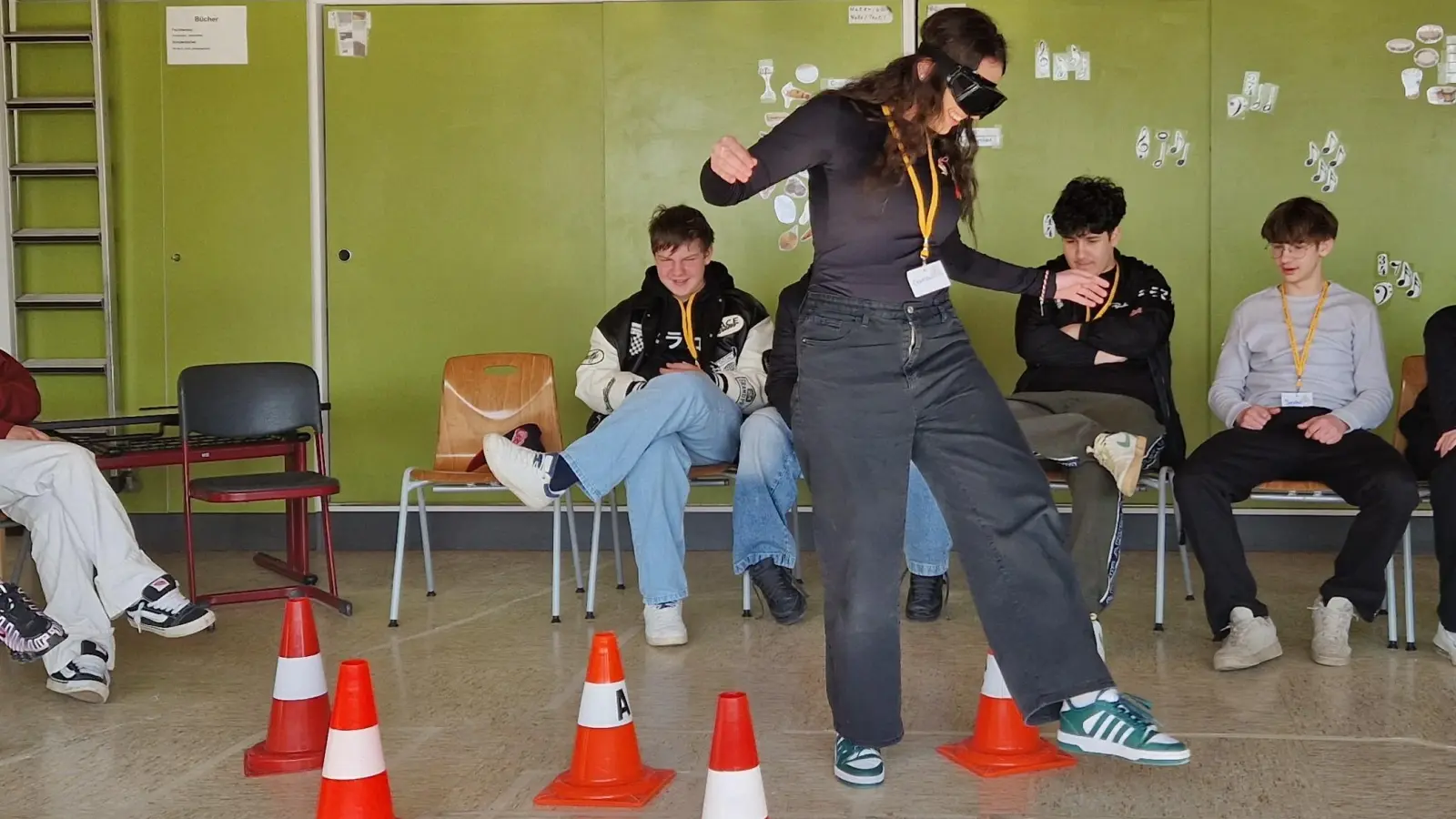 Die neunte Klasse der Grund- und Mittelschule Schillingsfürst meistert den Parcours mit Rauschbrille. (Foto: Leonie Lang)