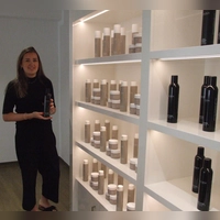 Die Verpackung ihrer Produkte hat Friseurmeisterin Laura Leyh auf das Einrichtungskonzept ihres Salons in Dinkelsbühl abgestimmt. (Foto: Jasmin Kiendl)