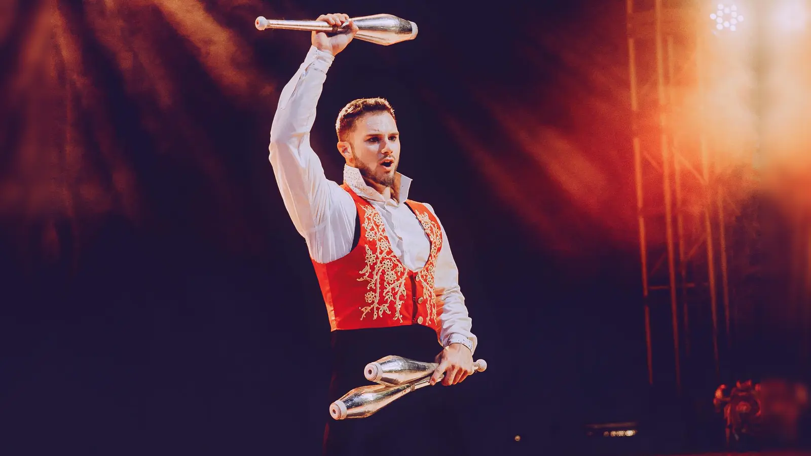 Seit seinem achten Lebensjahr jongliert Tempo-Jongleur David Nery schon. Er tritt beim Weihnachtszirkus in Ansbach auf. (Foto: Andrey Lukovnikov )