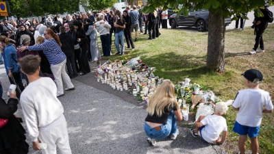 Die Menschen in Fagersta gedenken der Opfer. (Archivbild) (Foto: Magnus Lejhall/TT News Agency/AP/dpa)