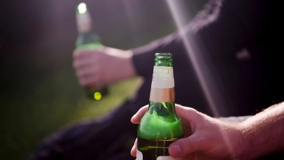 Alkoholabhängigkeit trifft nicht nur die Betroffenen: Auch Angehörige können unter den Folgen leiden. (Foto: Finn Winkler/dpa)