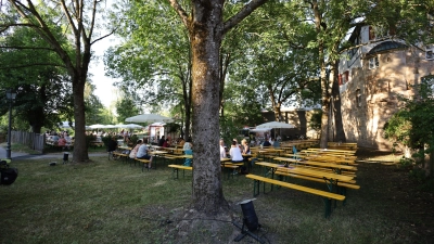 Im Juli 2022 saßen die Menschen bei Ton ohne Strom hinter der Herberge zur Heimat in gemütlicher Feierlaune zusammen.  (Foto: Zeynel Dönmez)