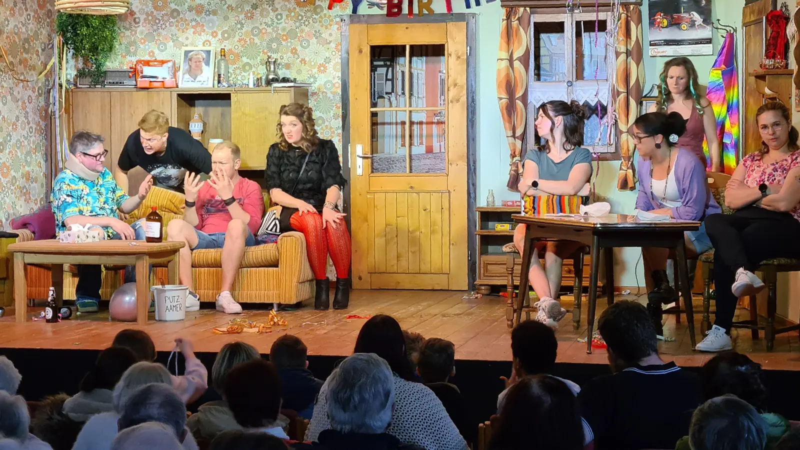 Was tun? Die Männer sind in Erklärungsnöten. Und dass die Erinnerung an die Ereignisse des Vorabends getrübt ist, erschwert ein planmäßiges Vorgehen. (Foto: Margit Schwandt)