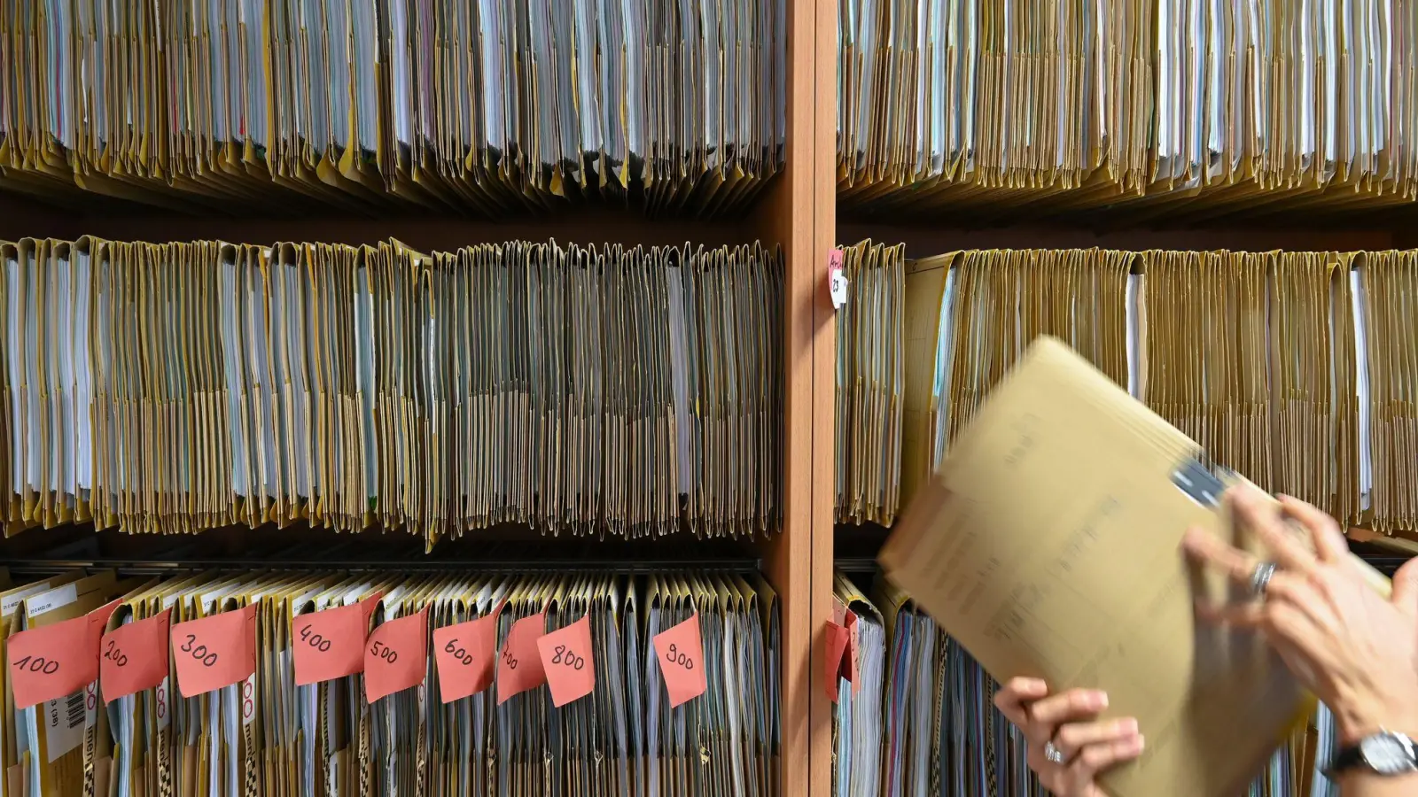 Bayerns Verwaltungsvorschriften geht es weiter an den Kragen - bis Ende des Jahres sollen noch viele Hundert gestrichen werden. (Illustration) (Foto: Arne Dedert/dpa)