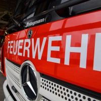 Feuerwehrkräfte saugten das Wasser aus dem Labor ab. (Symbolbild) (Foto: Klaus-Dietmar Gabbert/dpa)
