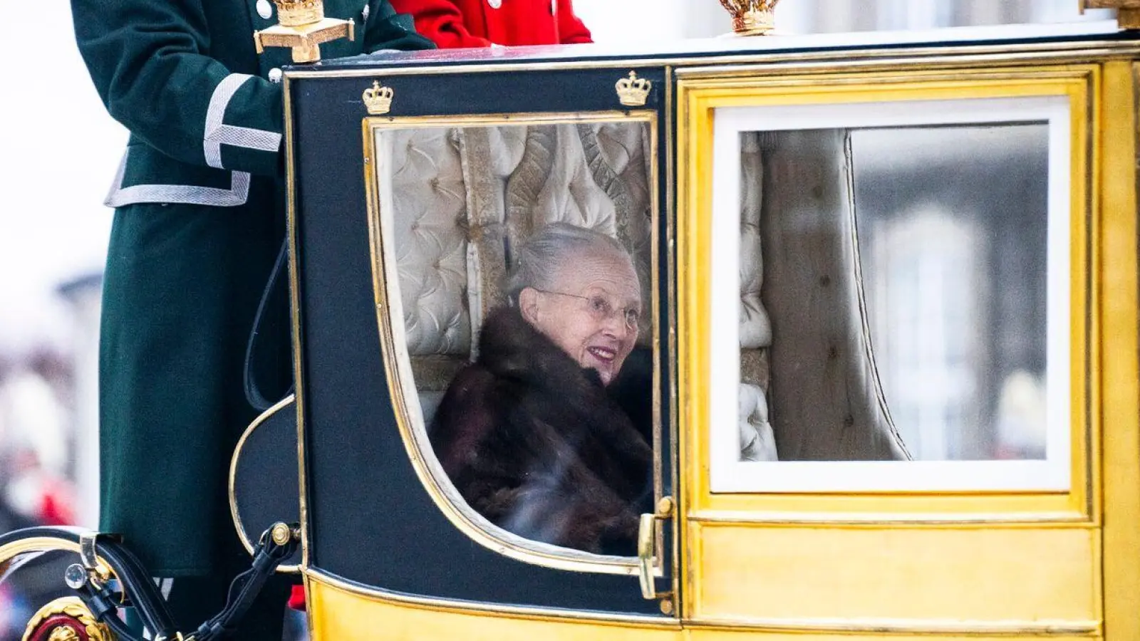 Dänemarks Königin Margrethe II. wird auf ihrem Weg vom Schloss Christian IX. in Amalienborg zum Schloss Christiansborg in Kopenhagen von einem Husarenregiment eskortiert. (Foto: Emil Nicolai Helms/Ritzau Scanpix Foto/AP/dpa)