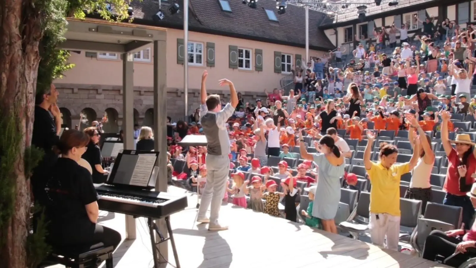 Mit Vergnügen dabei waren die Kinder im vergangenen Jahr beim Musik-Projekt „Be part of it”: Im Kreuzgang fand das Abschlusskonzert des „Peter und der Wolf” statt. Dieses Jahr steht dort am 3. August „Der Karneval der Tiere” auf dem Programm. (Foto: Ellen Schaible)