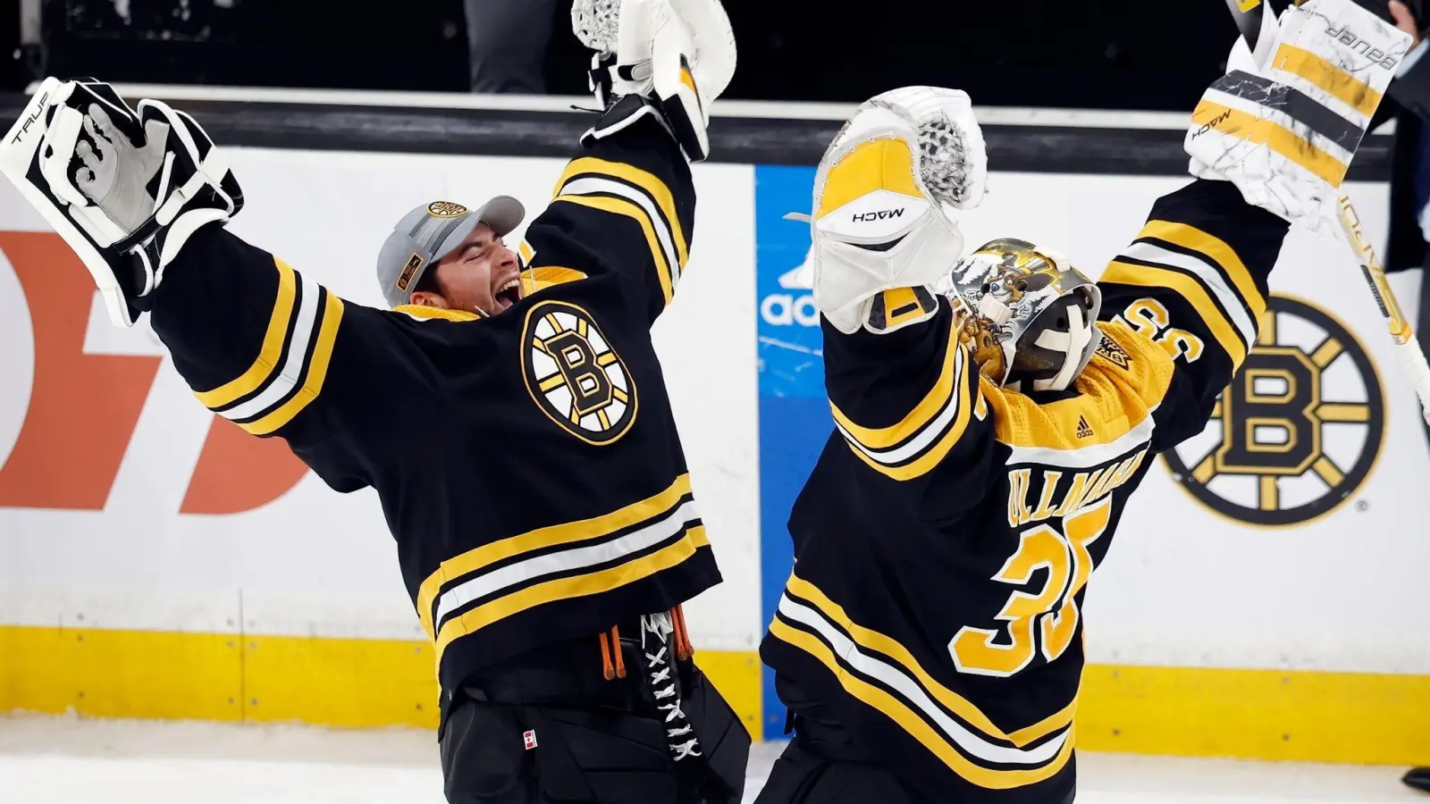 Bostons Linus Ullmark (r) und Jeremy Swayman feiern den Sieg ihres Teams. (Foto: Michael Dwyer/AP/dpa)