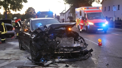 Die beiden beteiligten Fahrzeuge erlitten bei dem Zusammenstoß einen wirtschaftlichen Totalschaden. (Foto: NEWS5 / Markus Zahn)