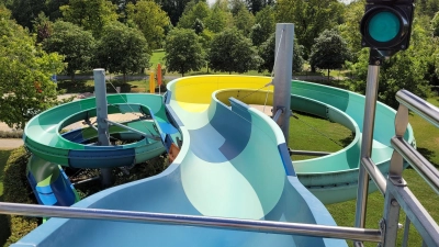 Eine Attraktion des Bad Windsheimer Freibades ist die über 80 Meter lange Riesen-Wasser-Rutsche. (Foto: Nina Daebel)