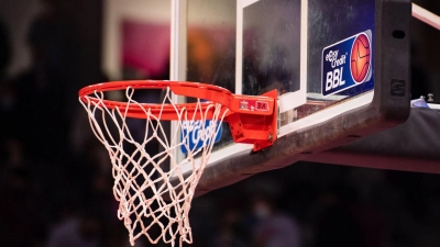 Blick auf einen Basketballkorb bei einem Spiel zwischen medi Bayreuth und den Telekom Baskets Bonn. (Foto: Marius Becker/dpa/Archivbild)