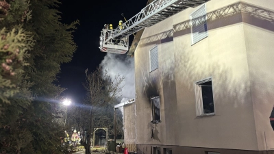 Als die Feuerwehrleute eintrafen, schlugen Flammen aus dem Erdgeschoss des Hauses. (Foto: NEWS5 / Kevin Weddig)