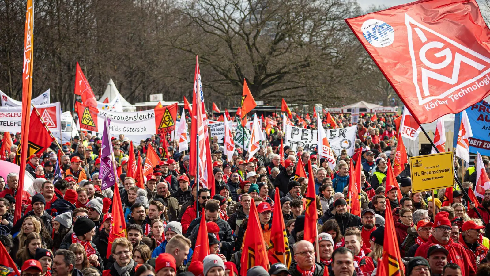 Viele haben sich zum IG-Metall-Aktionstag versammelt - wie hier in Hannover. (Foto: Moritz Frankenberg/dpa)