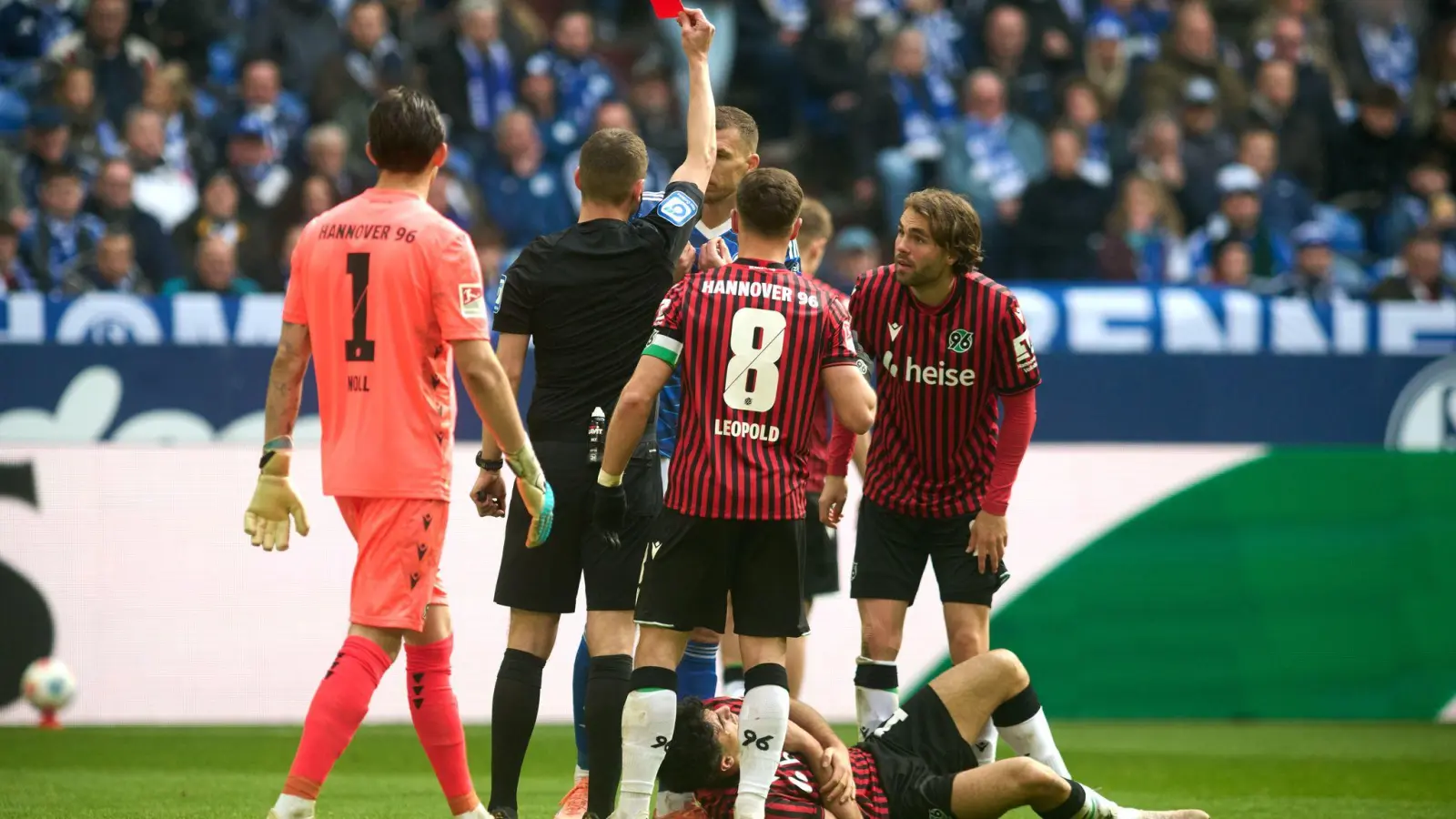 52. Minute: Schiedsrichter Robin Braun zeigt Edin Dzeko die Rote Karte, weil dieser seinen Gegenspieler Husseyn Chakroun mit dem hohen Fuß am Bauch getroffen hat. (Foto: Bernd Thissen/dpa)