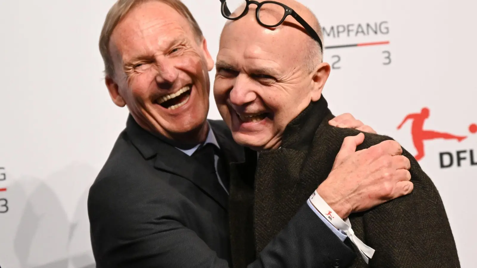 Hans-Joachim Watzke (l) und DFB-Präsident Bernd Neuendorf beim DFL-Neujahrsempfang. (Foto: Arne Dedert/dpa)