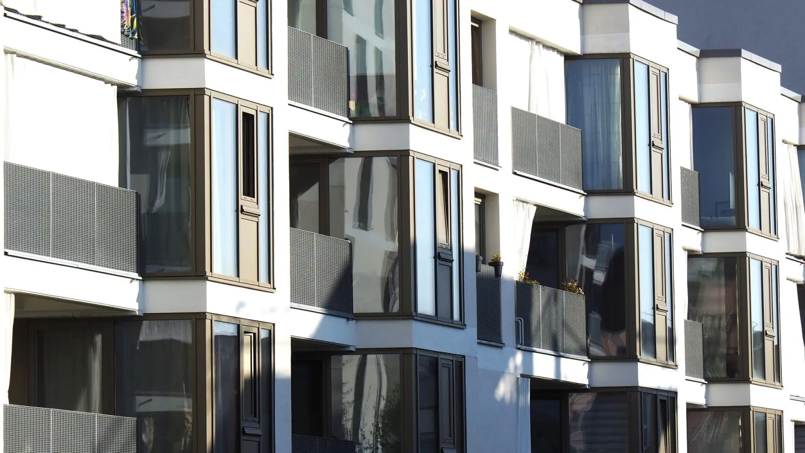 Der Wohnungsbau in Bayerns Großstädten liegt nach wie vor darnieder. (Symbolbild) (Foto: Carsten Hoefer/dpa)