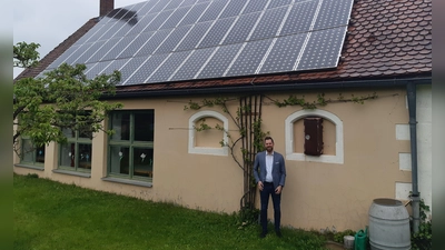 Pfarrer Simeon Prechtel am alten Gemeindehaus in Wittelshofen, das mit Mitteln aus der Förderinitiative „Innen statt Außen“ saniert werden soll.  (Foto: Albert Schülein)