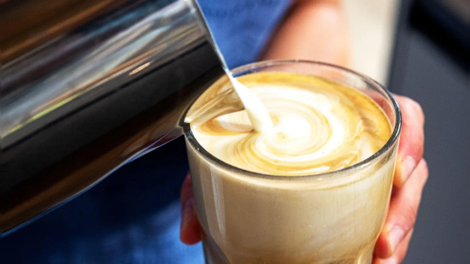 Gleicher Süßungseffekt: Wer seinen Kaffee für gewöhnlich mit Zucker trinkt, kann auch laktosefreie Milch statt Kuhmilch nehmen. (Foto: Bernd Diekjobst/dpa-tmn)