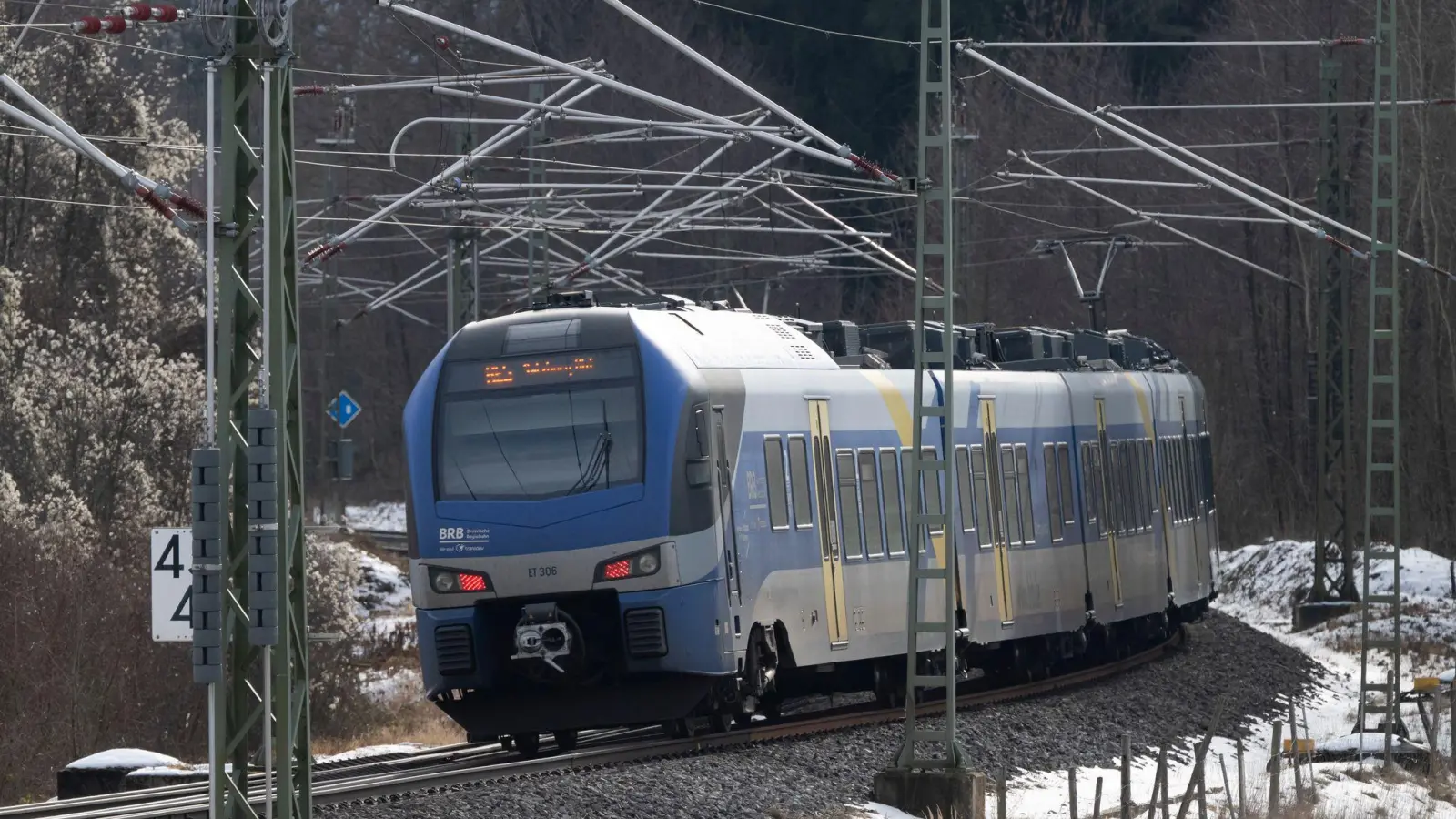 Fahrgäste der Mangfalltalbahn werden bis Ende Juni Alternativen brauchen. (Symbolbild) (Foto: Peter Kneffel/dpa)
