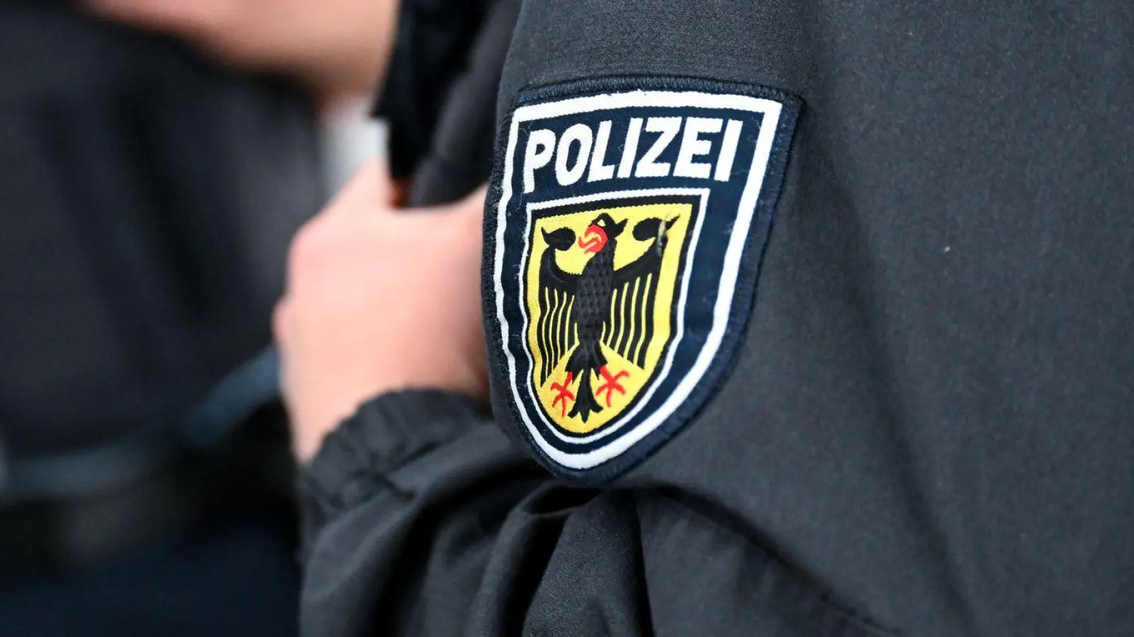 Die Bundespolizei ermittelt jetzt gegen den Mann. (Symbolbild) (Foto: Sven Hoppe/dpa)