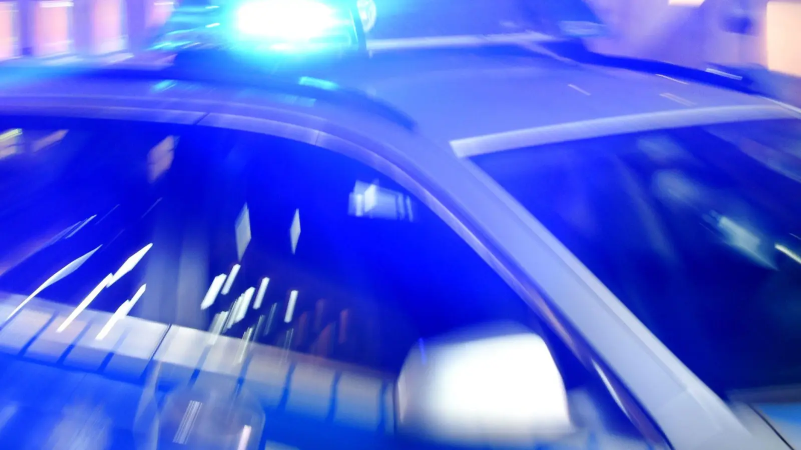 Die Polizei griff ein und trennte den Angreifer von der Frau. (Symbolbild) (Foto: Carsten Rehder/dpa)