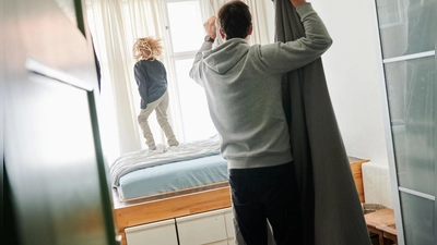 Teilen sich getrenntlebende Eltern die Betreuung des gemeinsamen Kinds, haben beide Anspruch auf einen Teil des Kindergelds. (Foto: Annette Riedl/dpa/dpa-tmn)