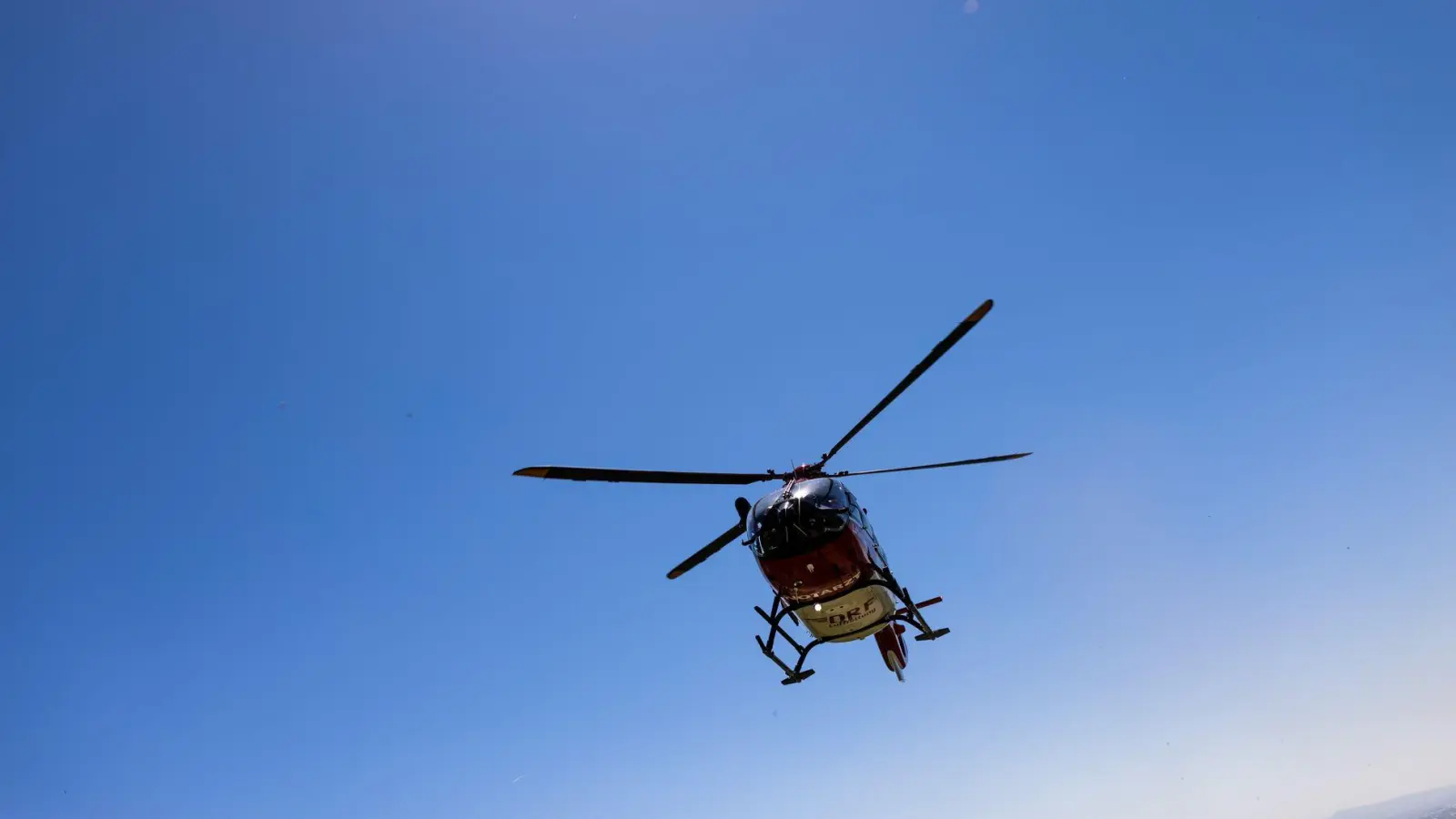 Der Notarzt kam mit einem Rettungshubschrauber zum Unfallort. (Symbolbild) (Foto: Philipp von Ditfurth/dpa)