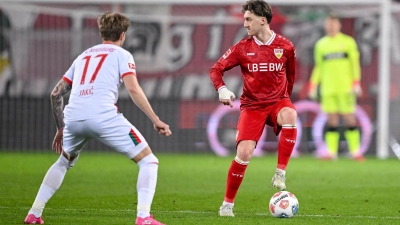 Angelo Stiller (r). wird von Bundestrainer Nagelsmann nachnominiert.  (Foto: Harry Langer/dpa)