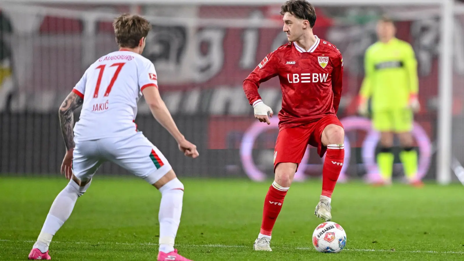 Angelo Stiller (r). wird von Bundestrainer Nagelsmann nachnominiert.  (Foto: Harry Langer/dpa)