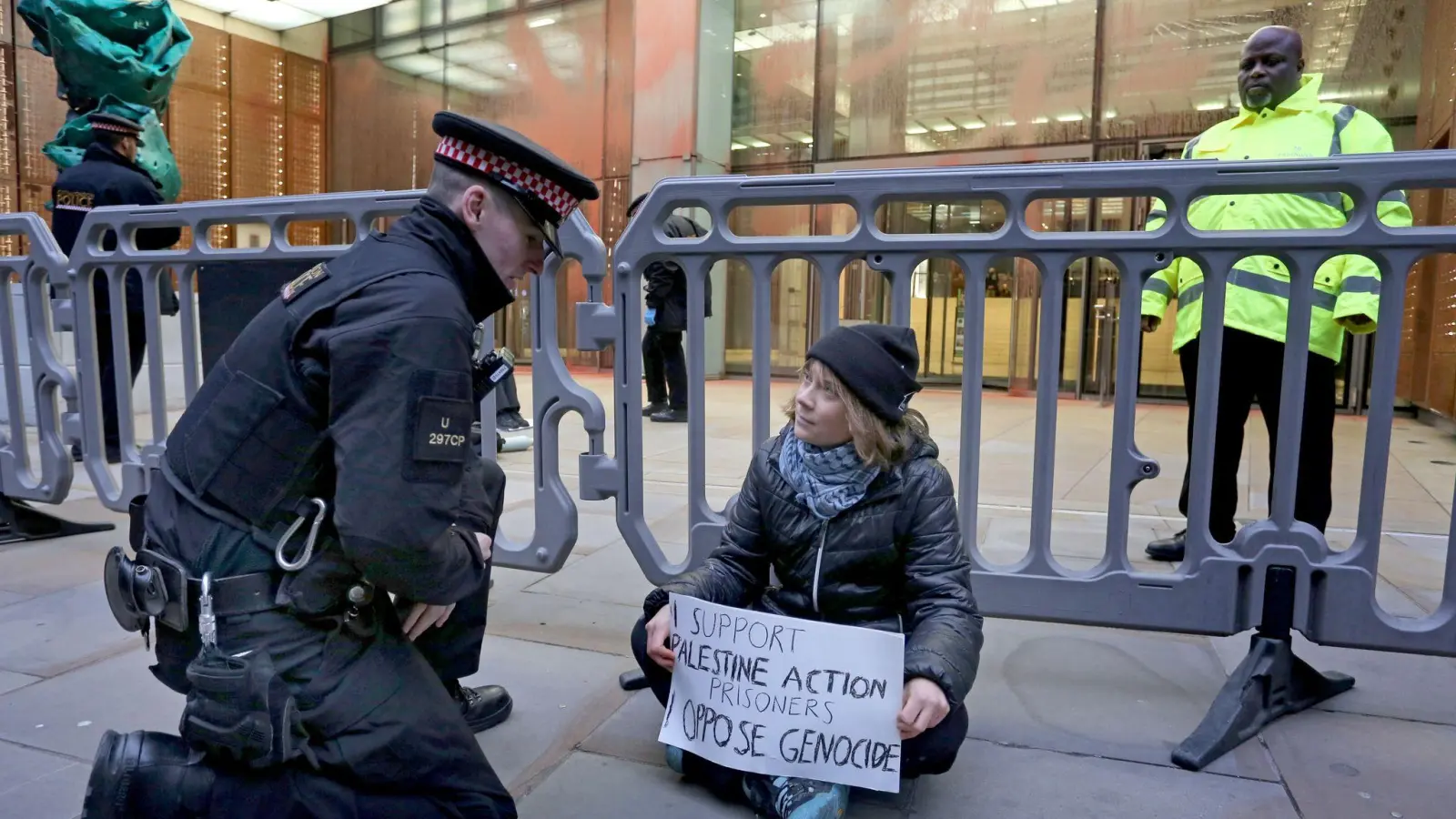 Greta Thunberg wurde in London festgenommen. (Foto: Handout/Prisoners For Palestine/PA Media/dpa)