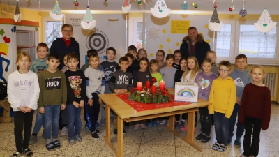 Stellvertretend: Die Klasse zwei in Mitteleschenbachs Grundschule stellte sich aus Anlass der Spendenübergabe mit Rektorin Karin Raab und dem Vorsitzenden des Vereins, Andreas Gabriel, fürs Bild auf. (Foto: Oliver Herbst)