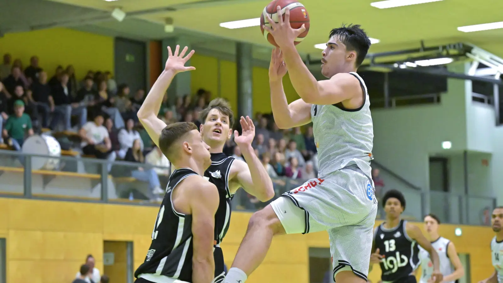 War schon beim Heimspiel gegen Weimar gut aufgelegt: Ansbachs Raul Dumnici (in Weiß, hier gegen Dominik Shusel). (Foto: Martin Rügner)